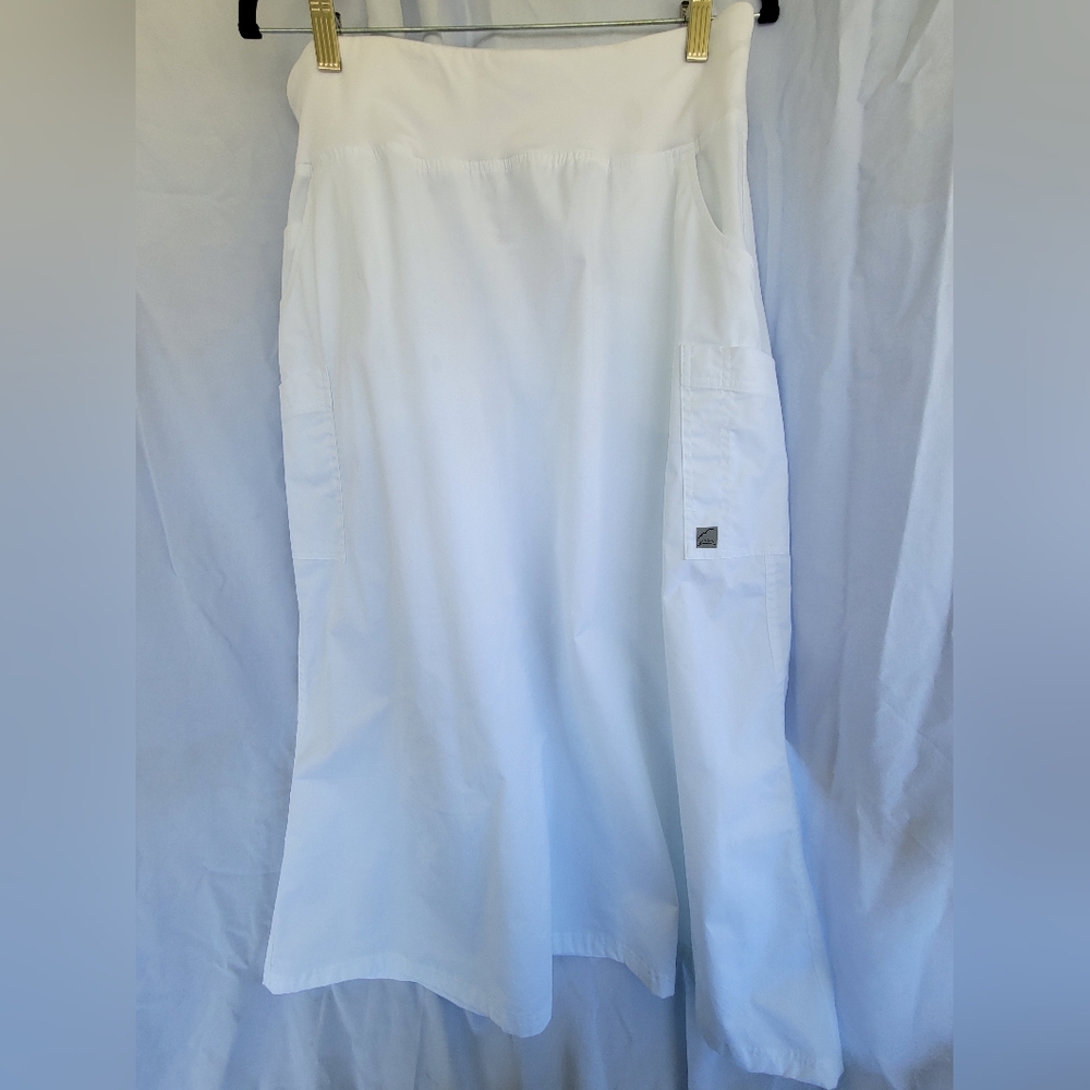 ButterSoft White Large Scrub Skirt with Pockets.